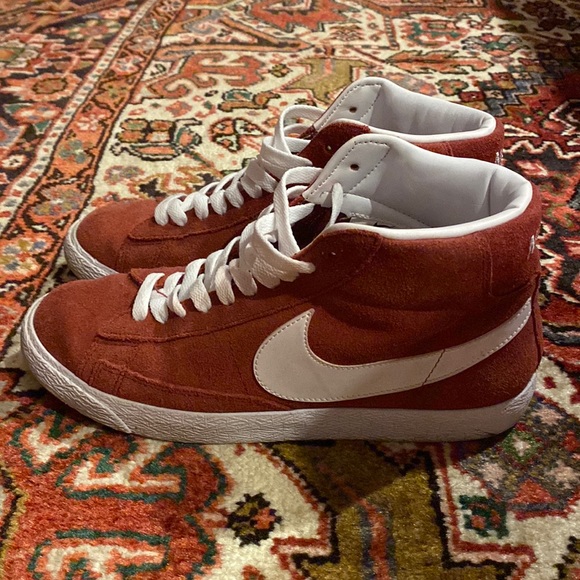 LIKE NEW RED NIKE BLAZERS - Picture 1 of 3